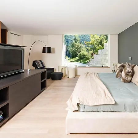 Centrale With Picturesque Lake Views Holiday home